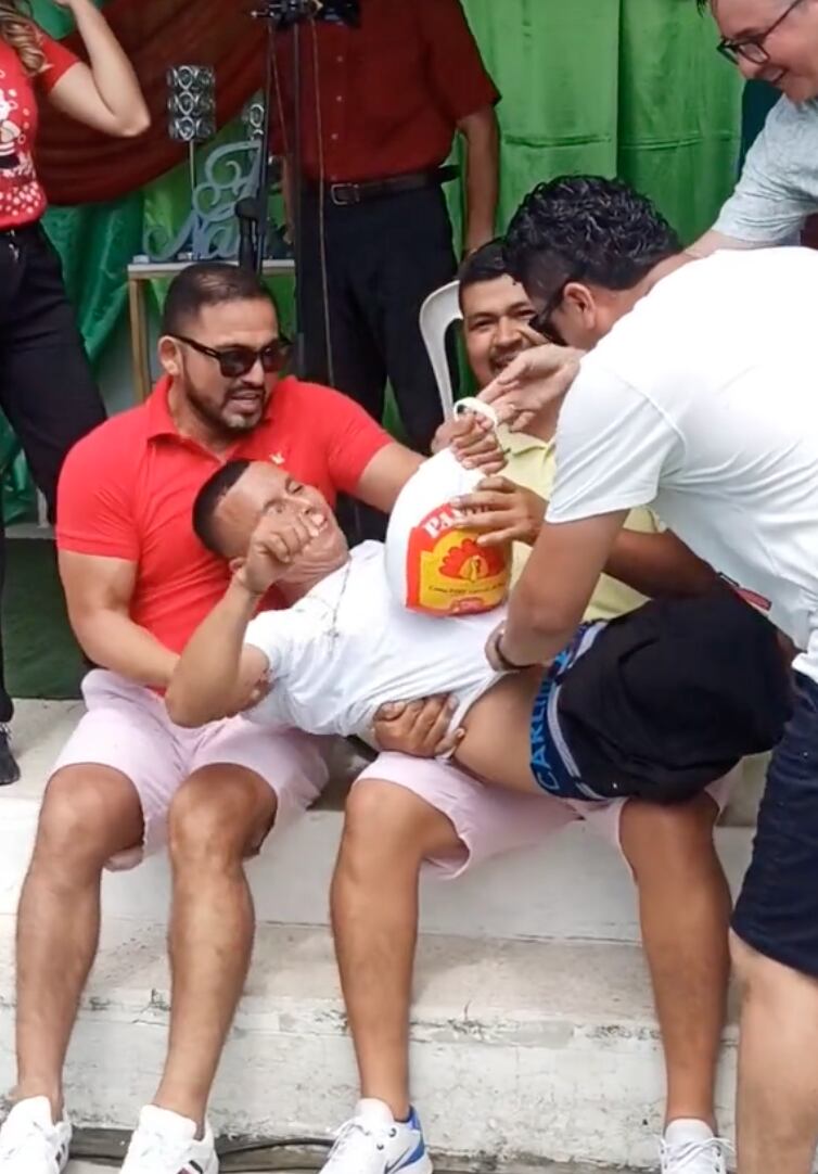 Borracho se gana pavo en la posada