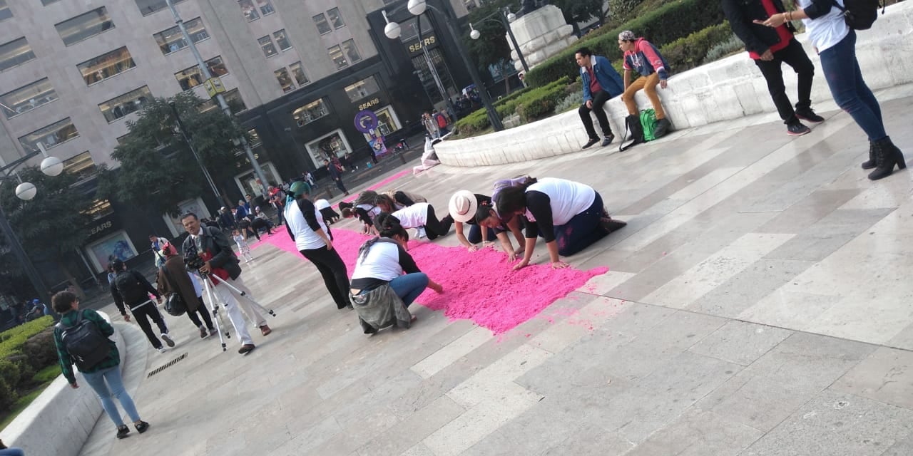 Elaboración de la cruz rosa por el feminicidio de Marichuy.