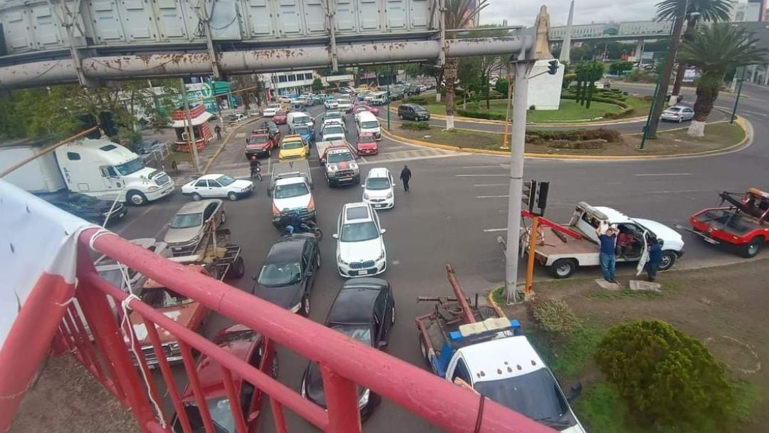 Bloqueo de grúas cerca de Periférico afecta a cientos de automovilistas