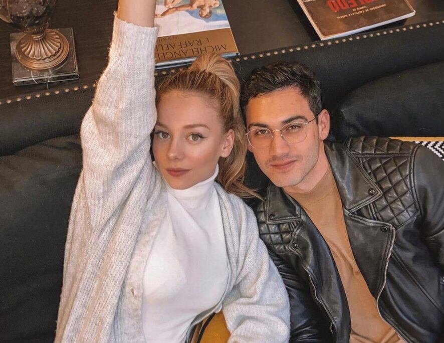 Alejandro Speitzer y Ester Expósito