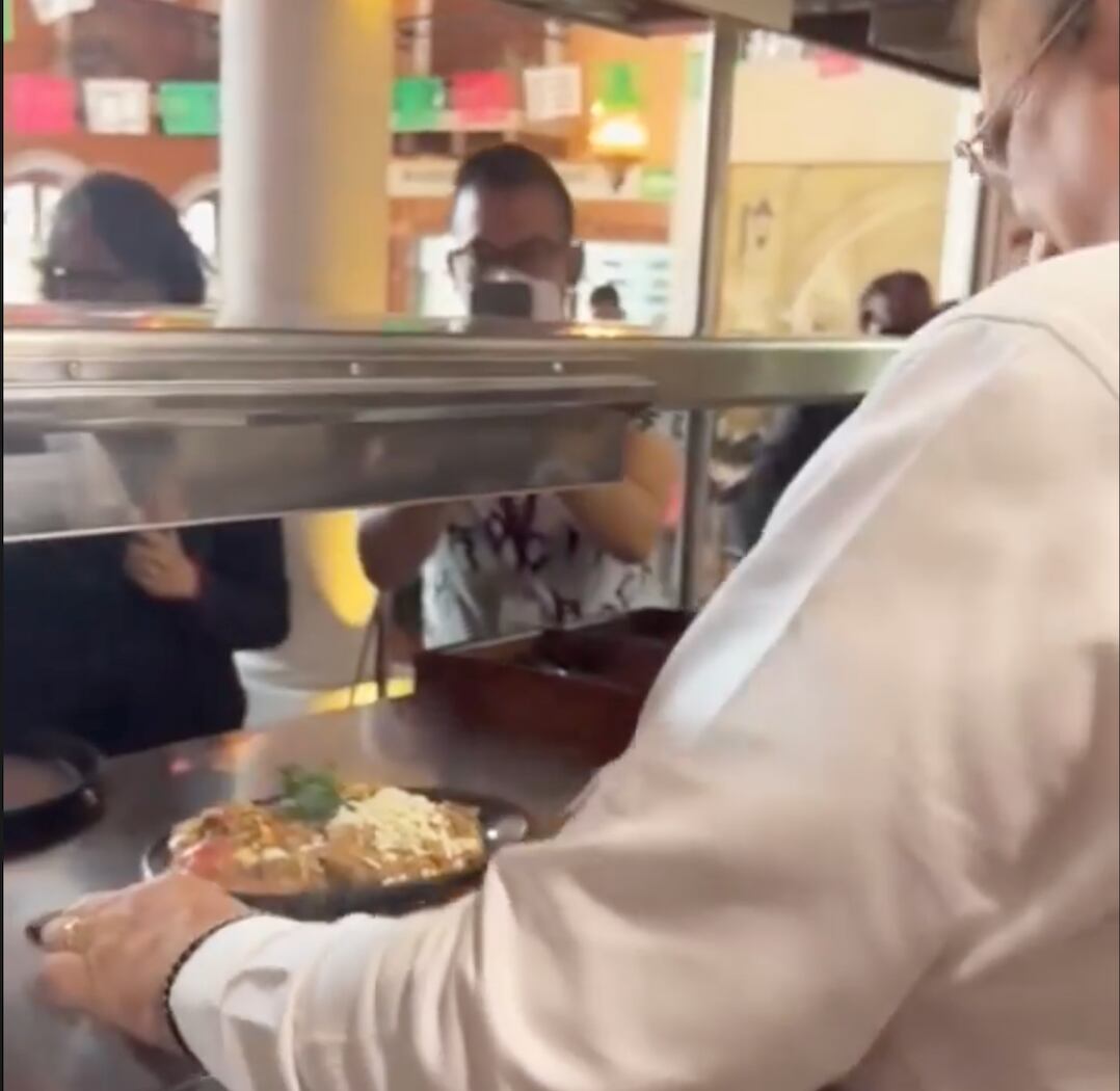 Marcelo Ebrard ya sabe hacer huevos con machaca