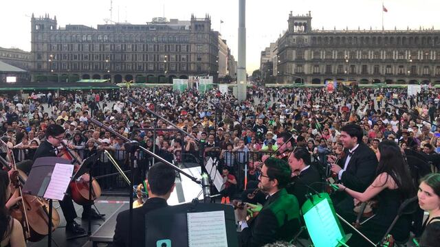 Orquesta Sinfónica Juvenil Silvestre Revueltas en el Zócalo.