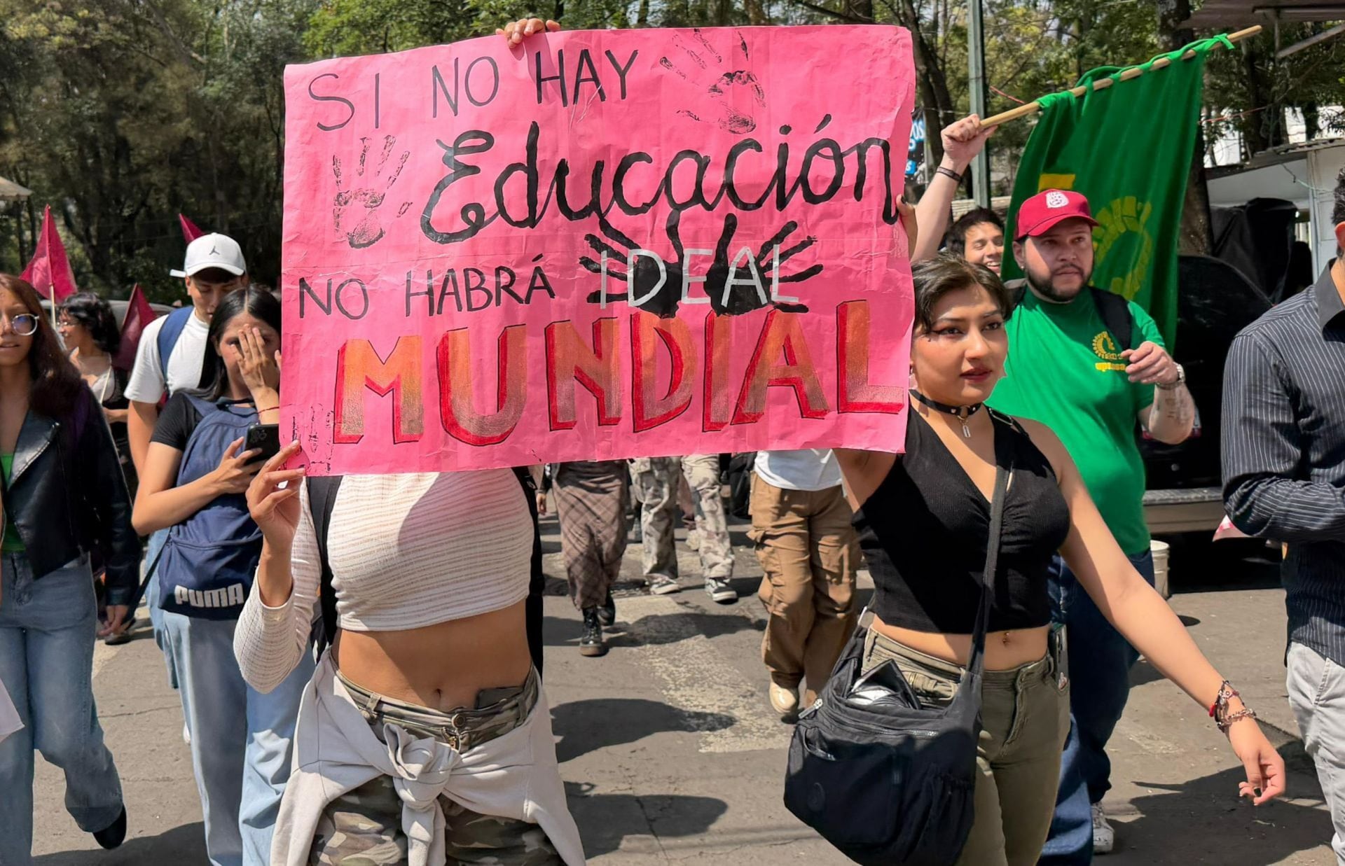 Alumnos del IPN marchan a Segob para exigir renuncia de Arturo Reyes Sandoval