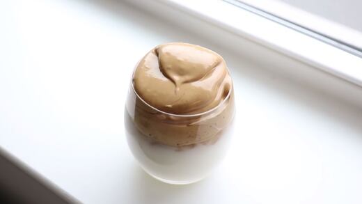 ¿Cómo preparar un café dalgona? La bebida de moda en la cuarentena