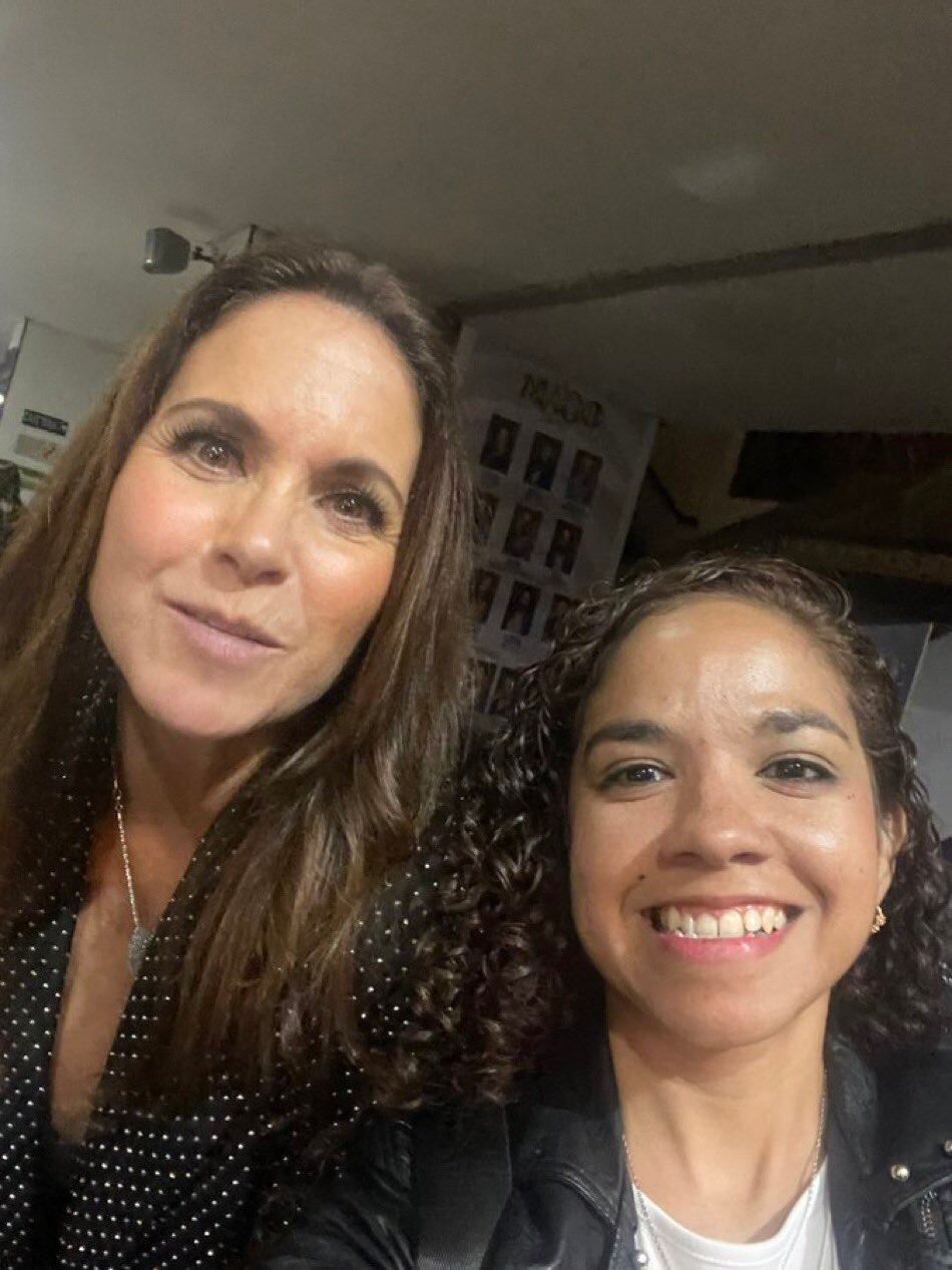 Lucero con su mayor fan Maika Torres.