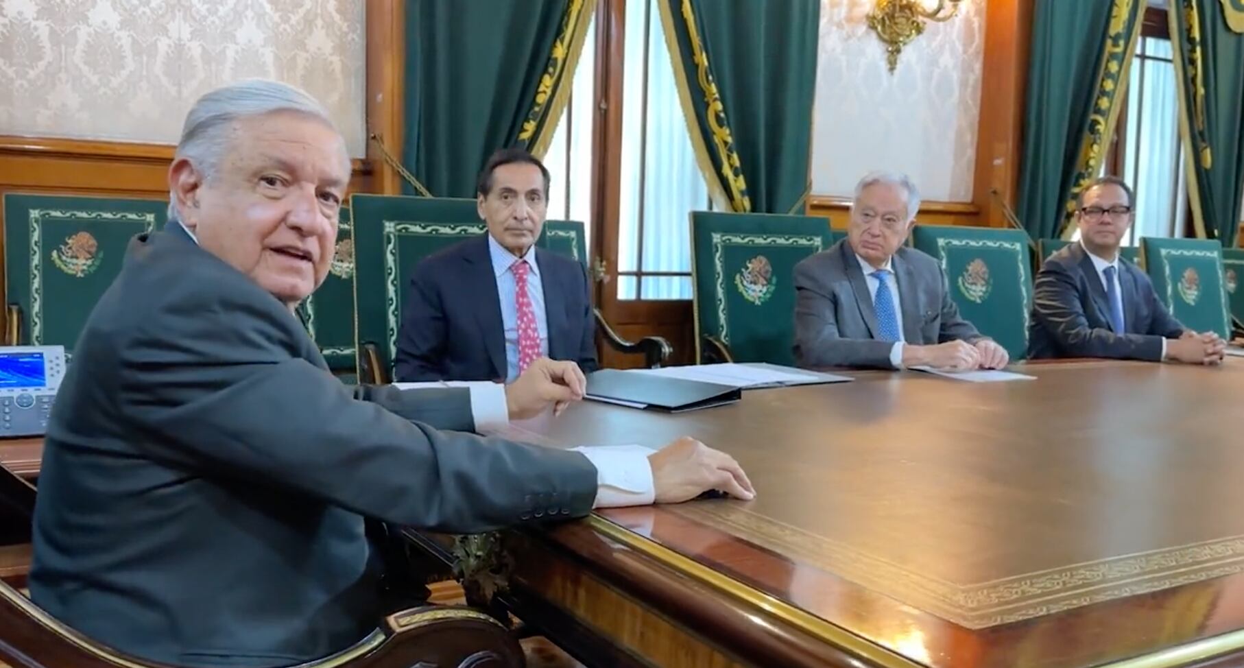 AMLO firma convenio con Iberdrola para comprar 13 plantas de energía eléctrica