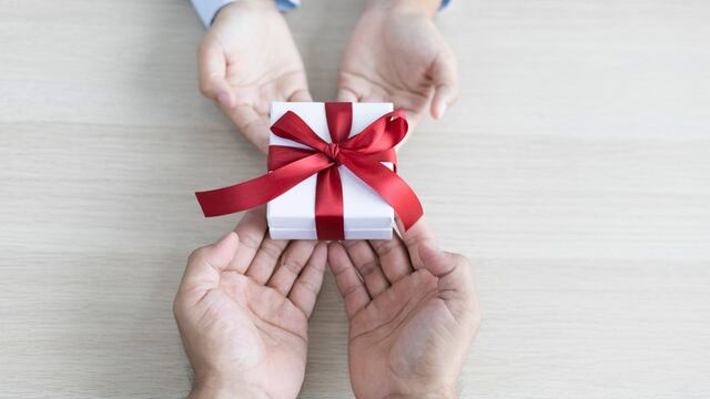 bonitas frases para dar un regalo en el Día para Dar o Giving Tuesday