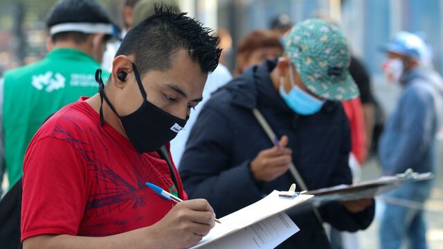 Personas realizan solicitudes de empleo