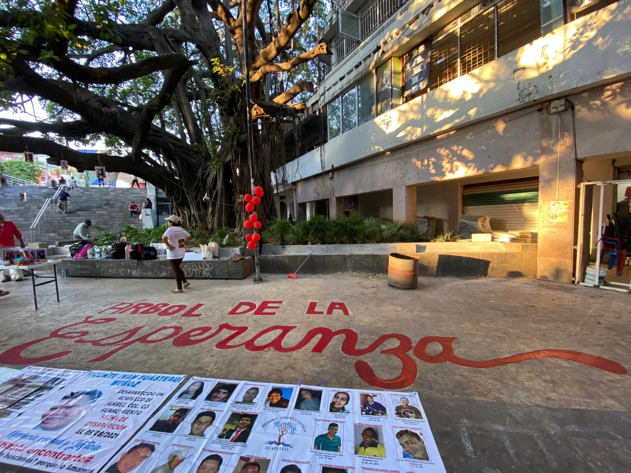 Protesta por desaparecidos en zócalo de Acapulco