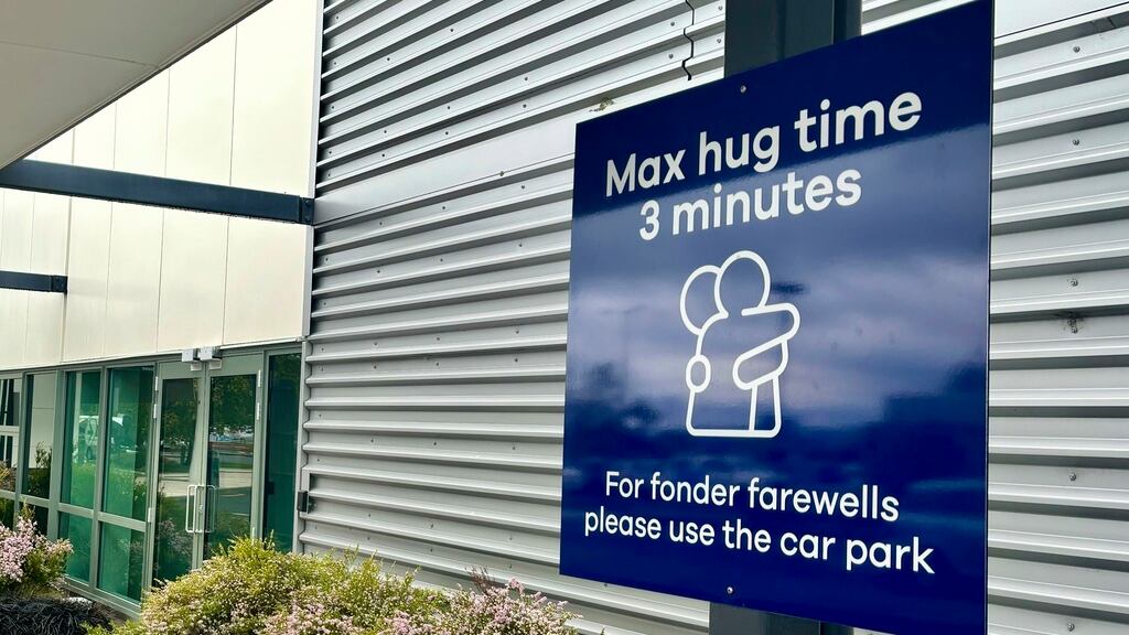 Las curiosas restricciones a los abrazos en el Aeropuerto de Nueva Zelanda: “no más de 3 minutos”