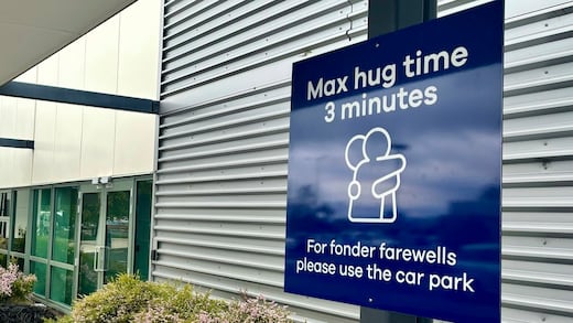 Las curiosas restricciones a los abrazos en el Aeropuerto de Nueva Zelanda: “no más de 3 minutos”