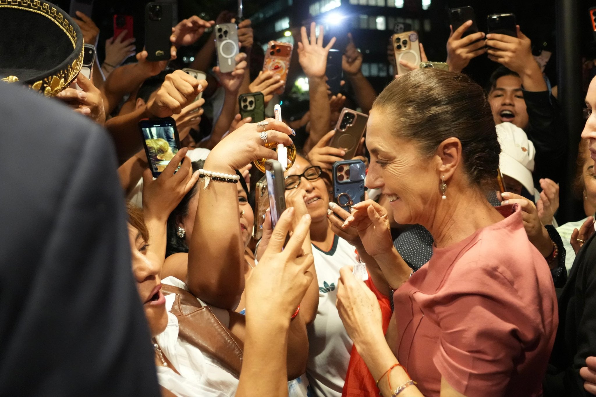 Mexicanos en Nueva York reciben con cariño a Claudia Sheinbaum durante su visita