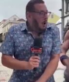 Reacción del reportero luego de que un hombre se desnudara frente a él