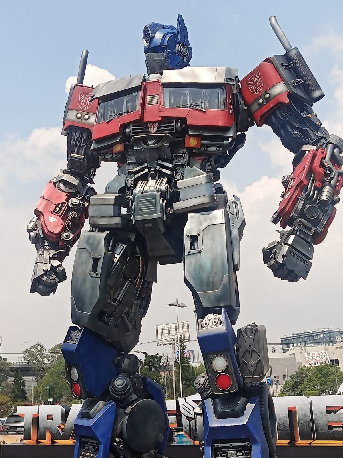 Estatua de Optimus Prime de Transformers: El despertar de las bestias