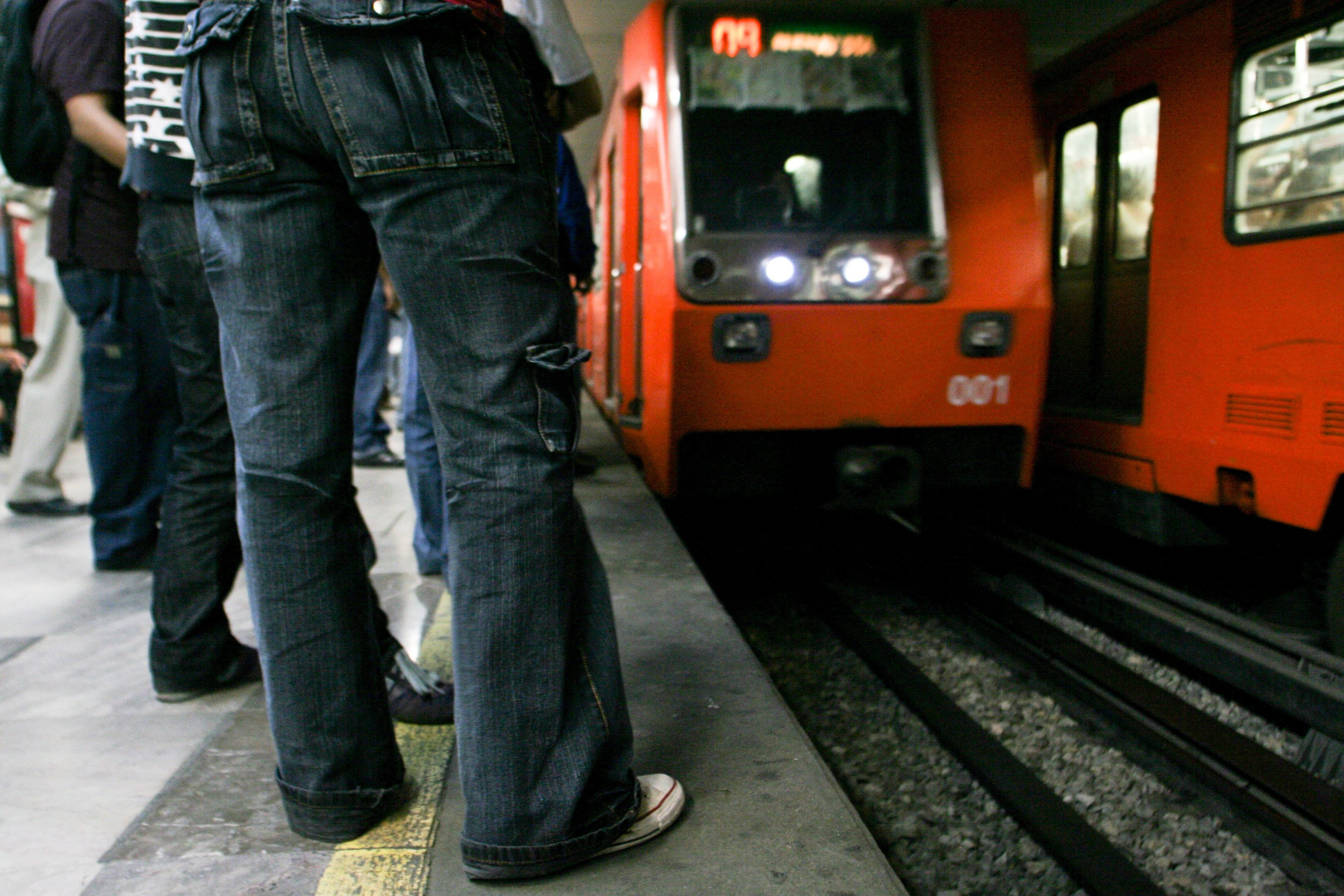 Usuarios en estación del Metro Tacubaya.