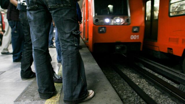 Usuarios en estación del Metro Tacubaya.