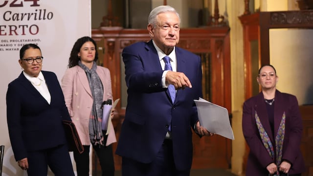 Andrés Manuel López Obrador, presidente de México, se retira del Salón Tesorería