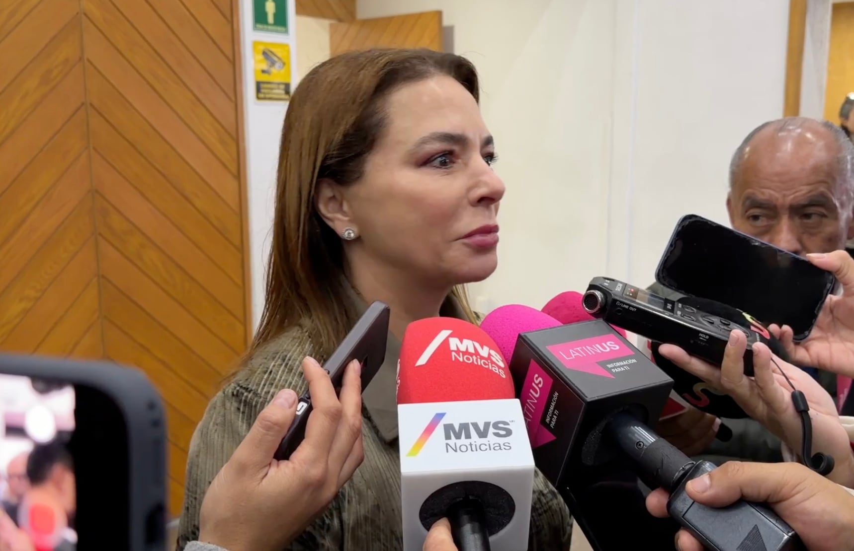 Carla Humphrey y Arturo Castillo cuestionan a Taddei por su chofer y los contratos del INE