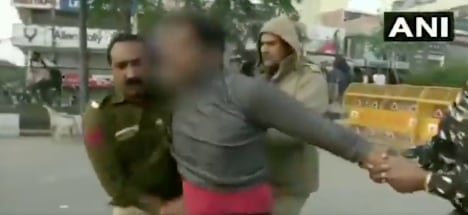 captura de video, sujeto es detenido en la India por disparar al aire a protesta de mujeres en febrero de 2020