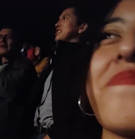 cacha a su novio siéndole infiel