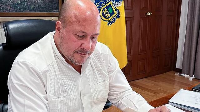 Enrique Alfaro firma incremento salarial para el personal de la Universidad de Guadalajara