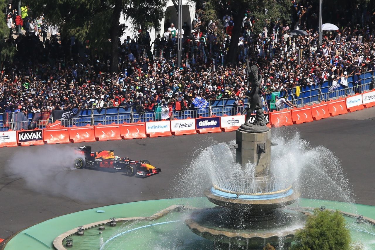 Checo Pérez en Paseo de la Reforma