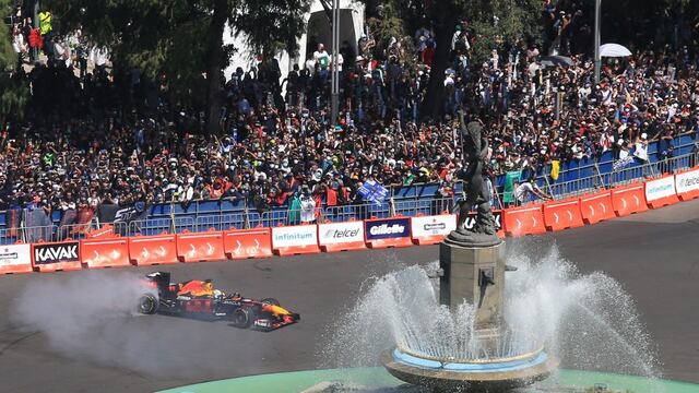 Checo Pérez en Paseo de la Reforma