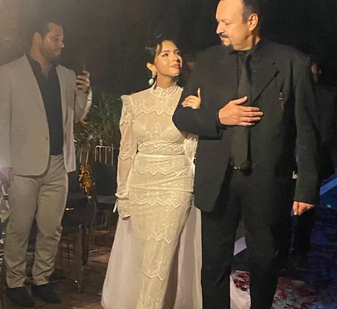 Ángela Aguilar fue entregada a Christian Nodal por su papá, Pepe Aguilar.