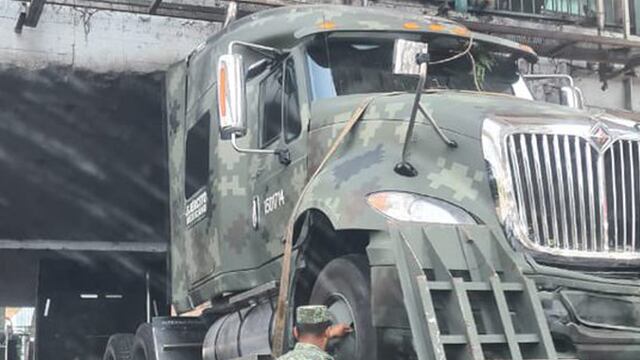 Tráiler de la Sedena se queda atorado en Periférico