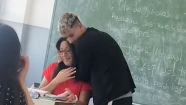 Le baila a su maestra para que no lo repruebe