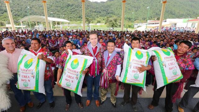 Entrega de apoyos y fertilizante a indígenas campesinos.