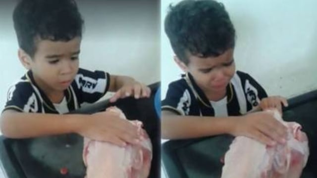 Este pequeño no quiere que su mamá cocine el pollo.
