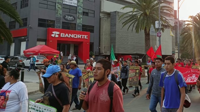 Familiares de los 43 de Ayotzinapa marchan desde el Ángel de la Independencia