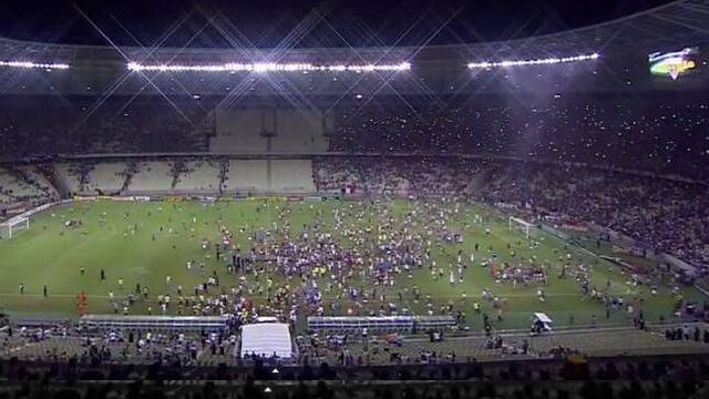 VIDEO: Aficionados invaden la cancha y se agarran a golpes