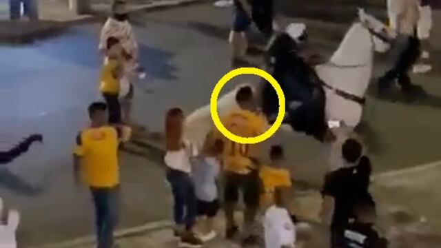 Momento del supuesto robo a fan del Tigres