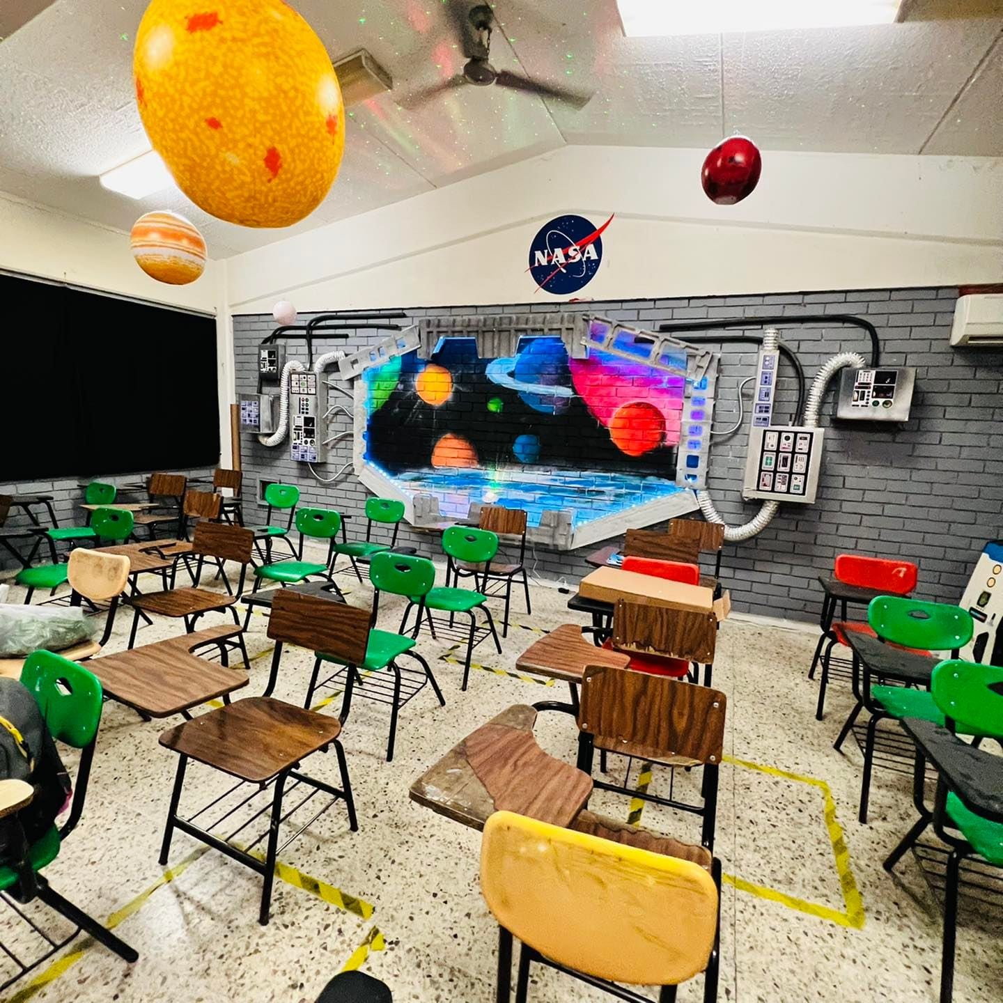 Salón del maestro Carlos Rodríguez en regreso a clases