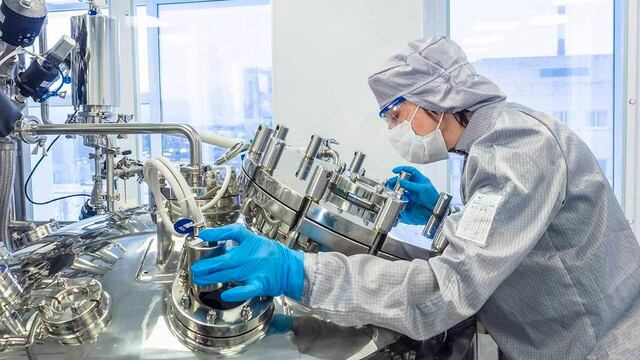 Científicos rusos trabajan en la inoculación.