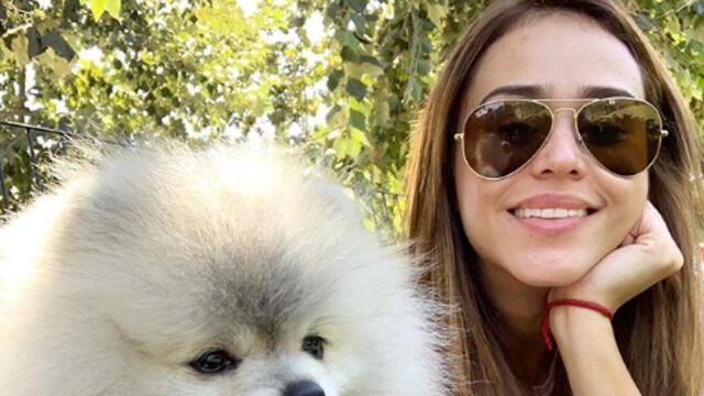 Yanet García y su perrita