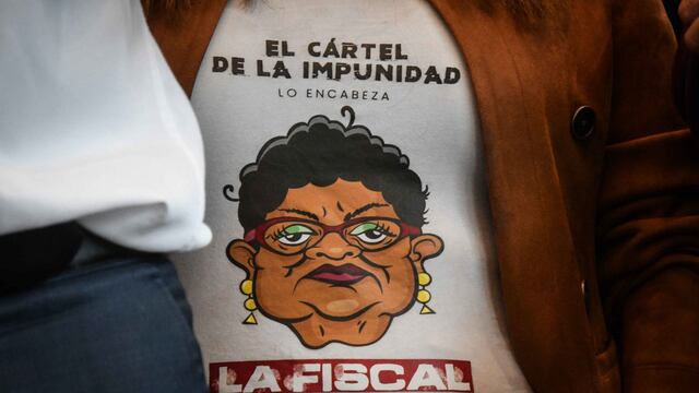 Daniela Álvarez, diputada del PAN en el congreso local, porta una playera con una caricatura de Ernestina Godoy, Fiscal General de Justicia de la capital