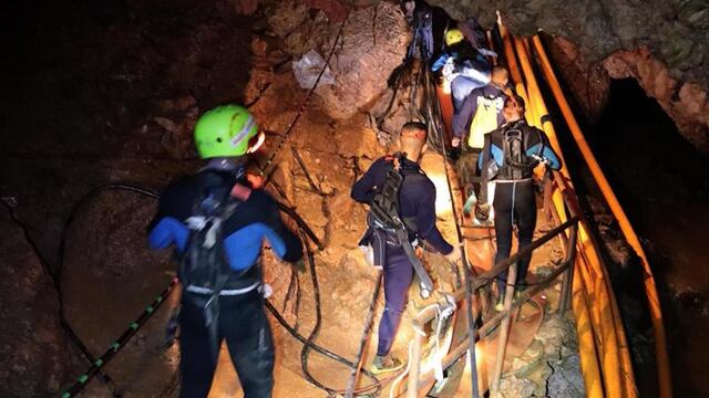 Ingreso de rescatistas a cueva en Tailandia. Rescate de 8 niños.