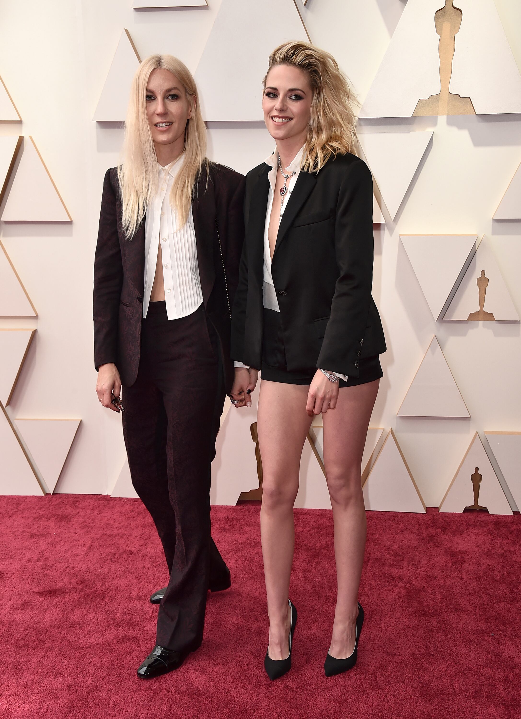 Kristen Stewart llega con su novia, Dylan Meyer a la Alfombra Roja de los Oscar 2022