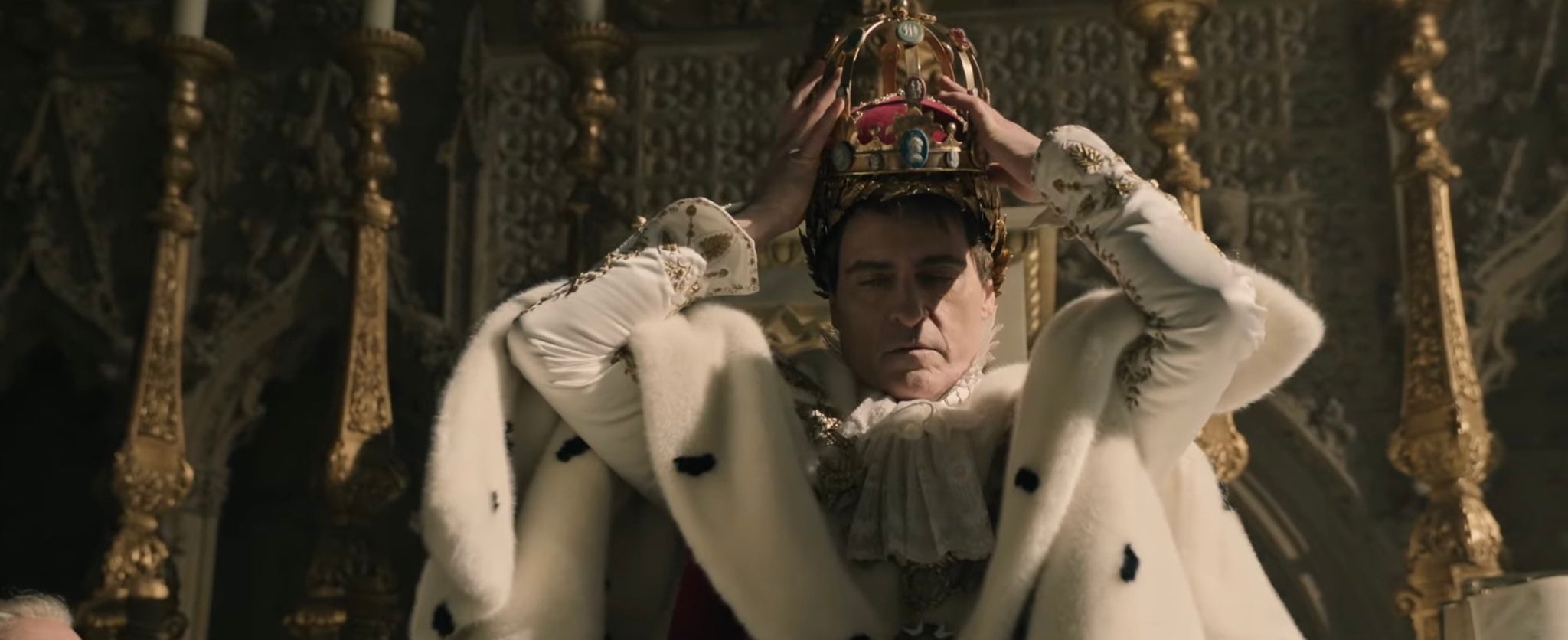 Joaquin Phoenix deja el disfraz de Joker por Ridley Scott y así luce en el primer trailer de Napoleón (VIDEO)