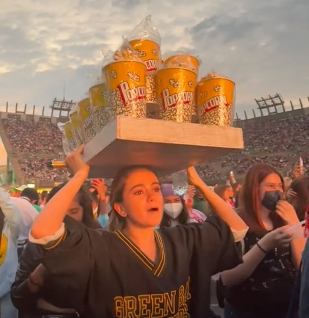 Fan vende palomitas en concierto