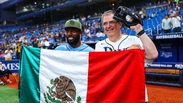 MARCELO EBRARD LANZÓ PRIMERA BOLA EN PARTIDO DE TAMPA BAY
