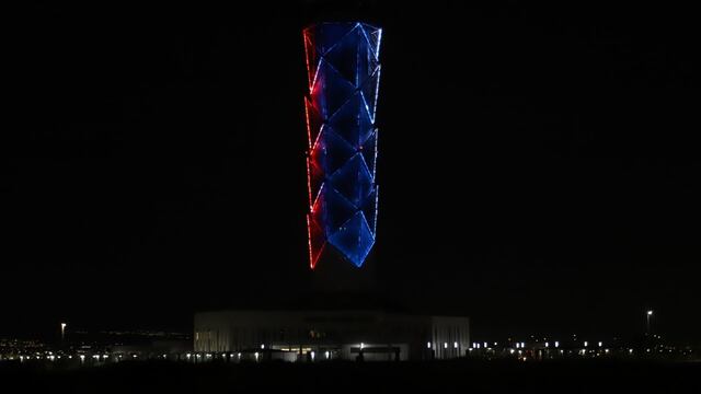 La torre de control del Aeropuerto Felipe Ángeles se iluminó de color rojo blanco y azul por la llegada del presidente de los Estados Unidos de América, Joe Biden
