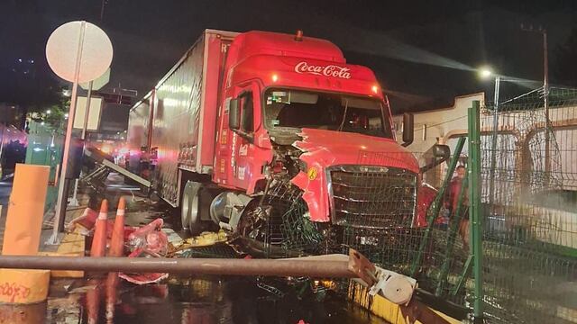 Choque de tráiler sobre Avenida de los Constituyentes