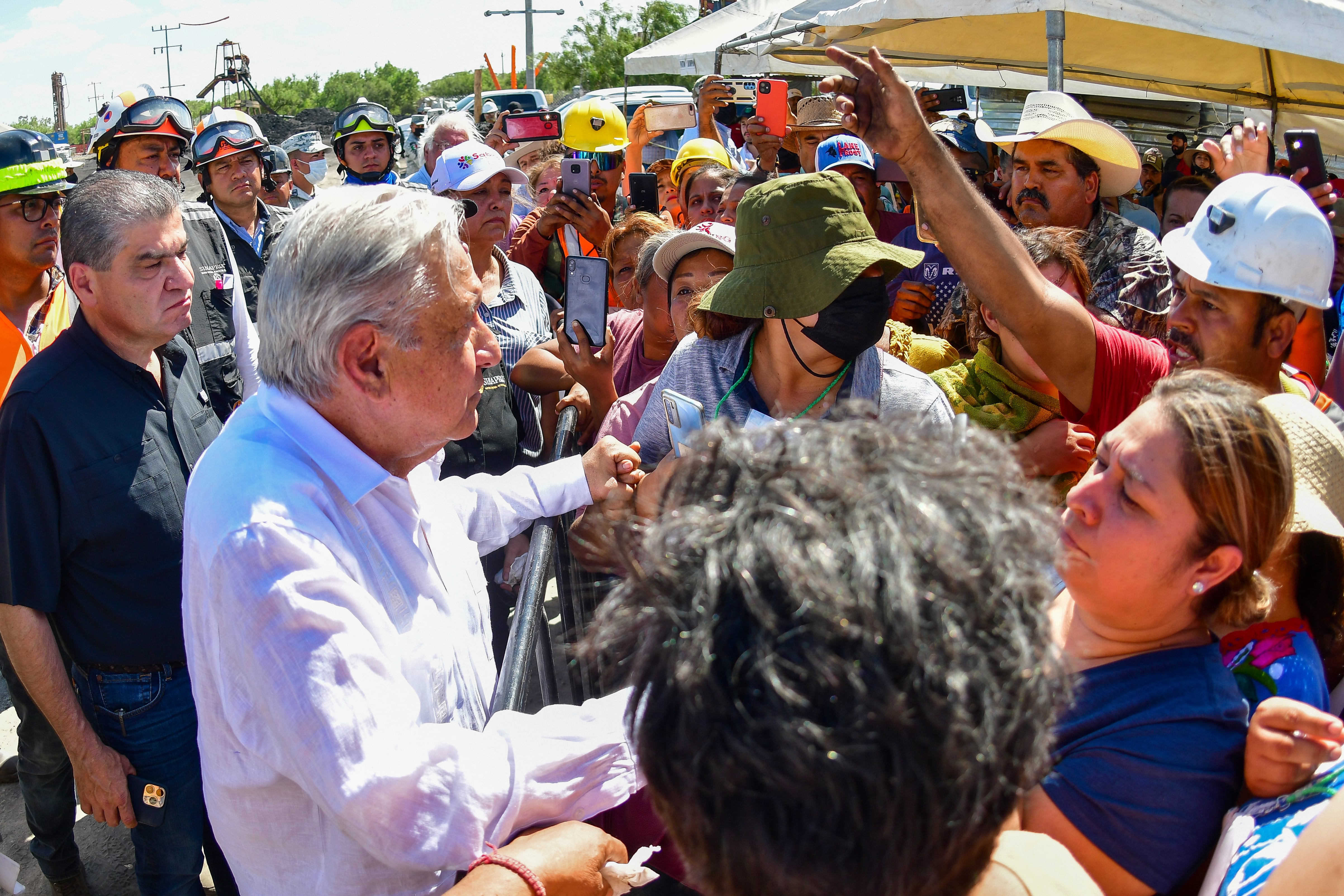 AMLO promete que habrá justicia por los mineros, pero primero se hará el rescate