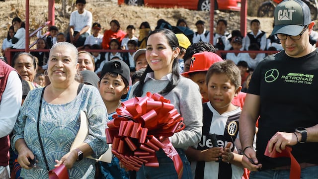 Michelle Núñez Ponce entrega cancha de fútbol rápido