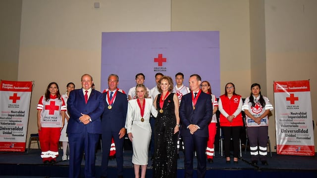 Olegario Vázquez Aldir es reconocido por la Cruz Roja por su compromiso humanitario