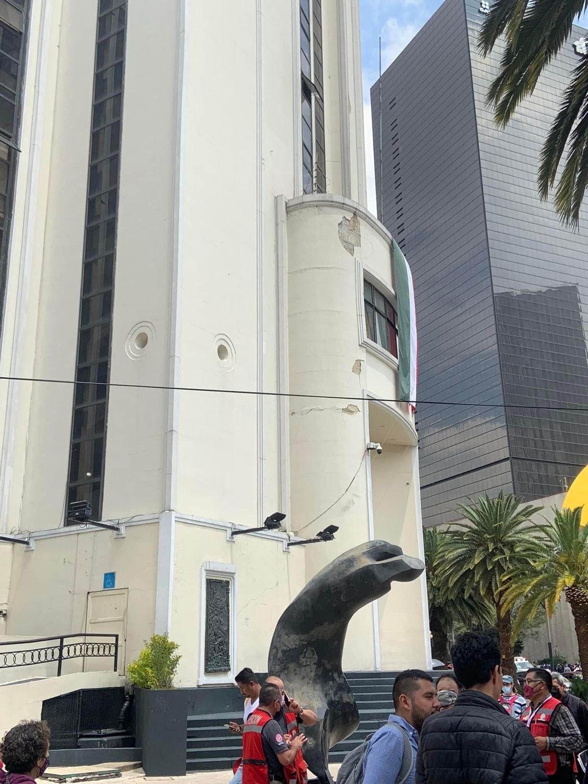 Edificio de la Lotería Nacional afectado por el sismo